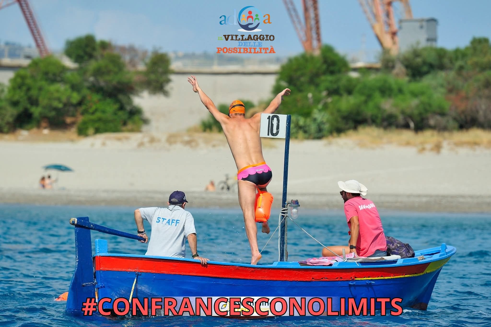 【﻿“ＣＯＮＦＲＡＮＣＥＳＣＯ
 ＮＯ　ＬＩＭＩＴＳ”】

 Traversata dello Stretto di Messina 


 Qui il mare diventa memoria, gesto condiviso, presenza che continua….
