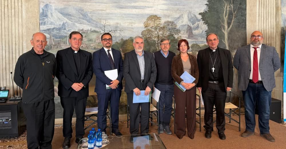 ℙ𝕆𝔼𝕋𝕀 𝕊𝕆ℂ𝕀𝔸𝕃𝕀 𝟚𝟘𝟚𝟞

Oggi, in Sala dei Vescovi, un appuntamento di grande importanza!

​ E’ stato presentato il Bilancio di Missione e Pasto…